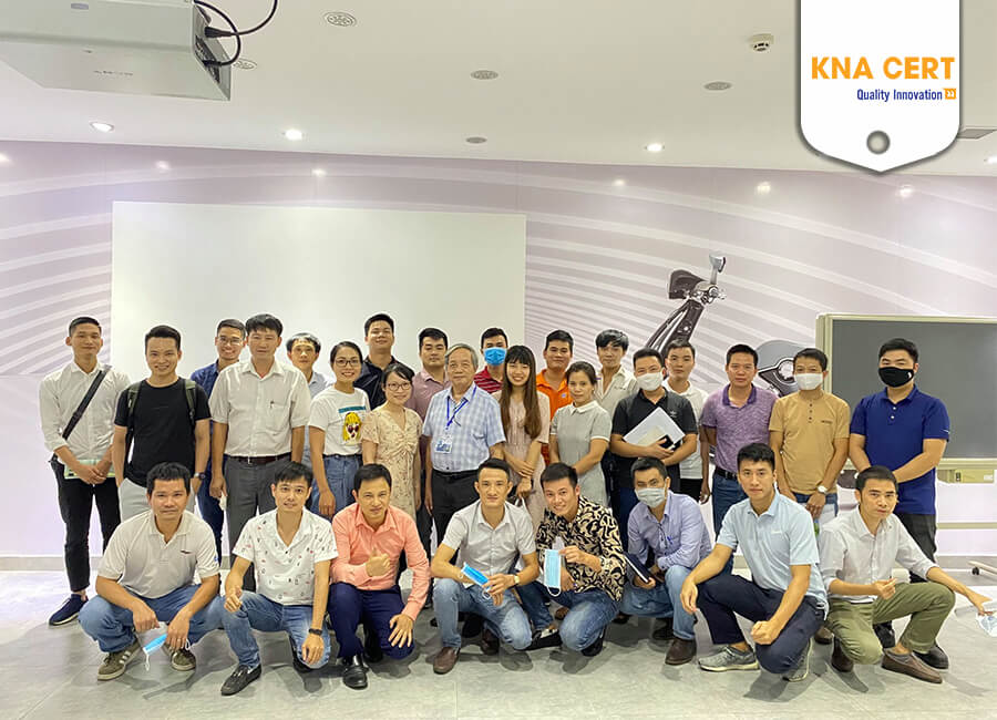 Đội ngũ nhân viên PIAGGIO và chuyên gia từ KNA