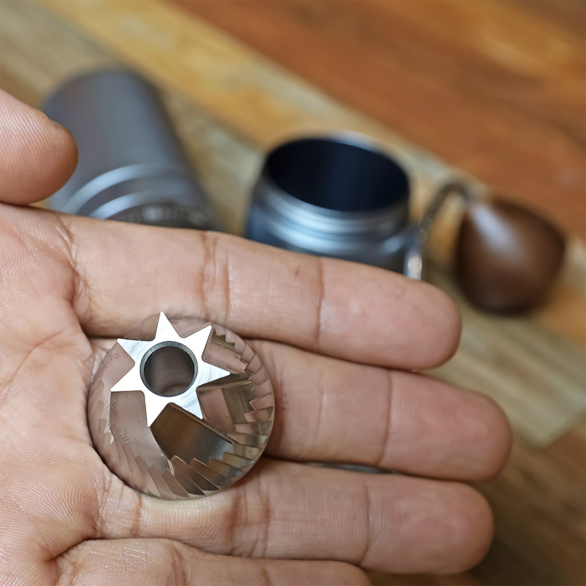 Lõi xay thép không gỉ CNC nguyên khối với 7 cánh, thiết kế hiện đại và hiệu suất cao.