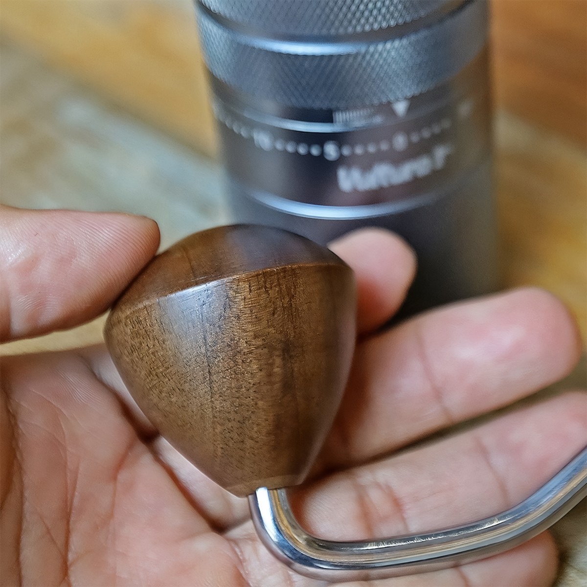 Núm xoay gỗ Walnut nguyên khối.