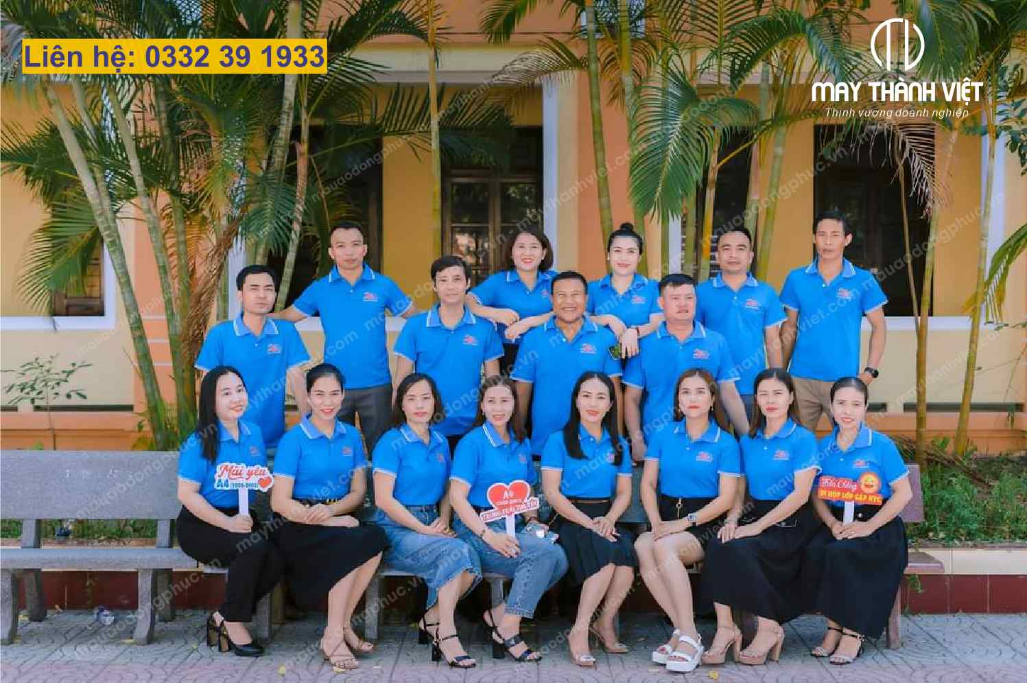 In áo họp lớp màu xanh da trời cổ bẻ