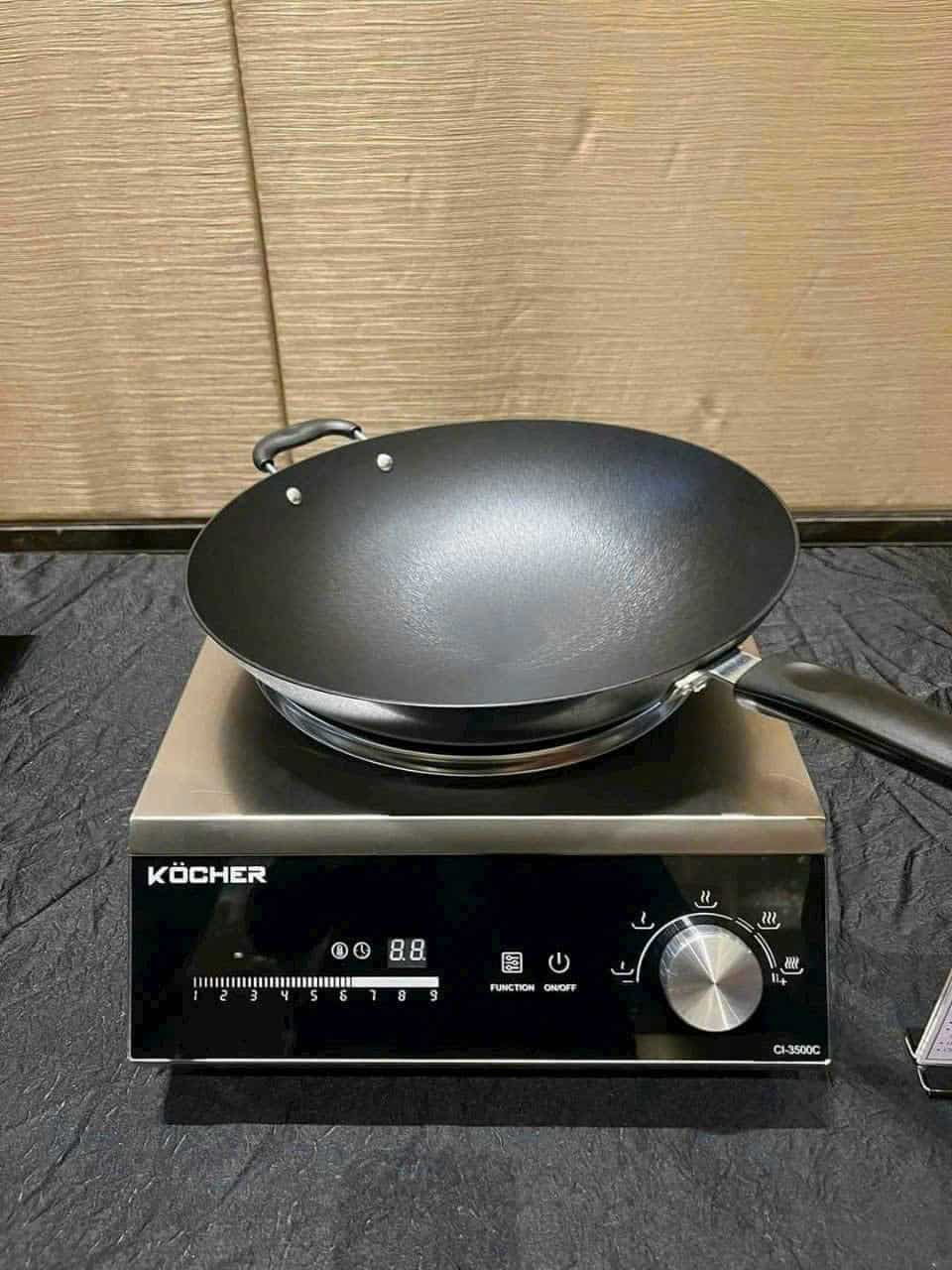 Bếp từ công nghiệp Kocher CI-3500C thực tế kèm chảo xào công suất 3500W