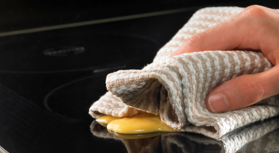 dùng khăn mềm để lau mặt bếp