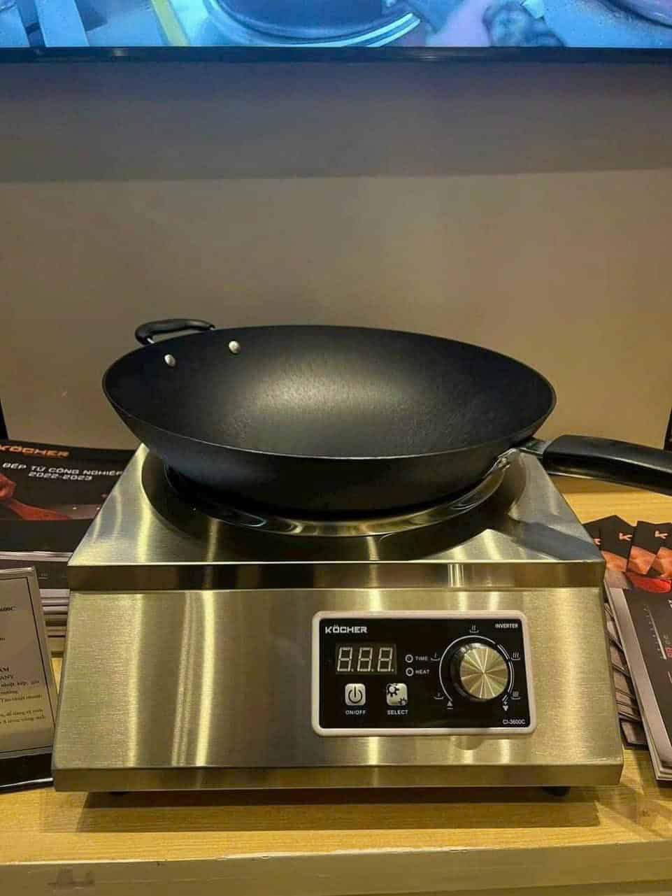 Bếp từ công nghiệp Kocher CI-3600C có thiết kế mặt lõm cho chảo lõm