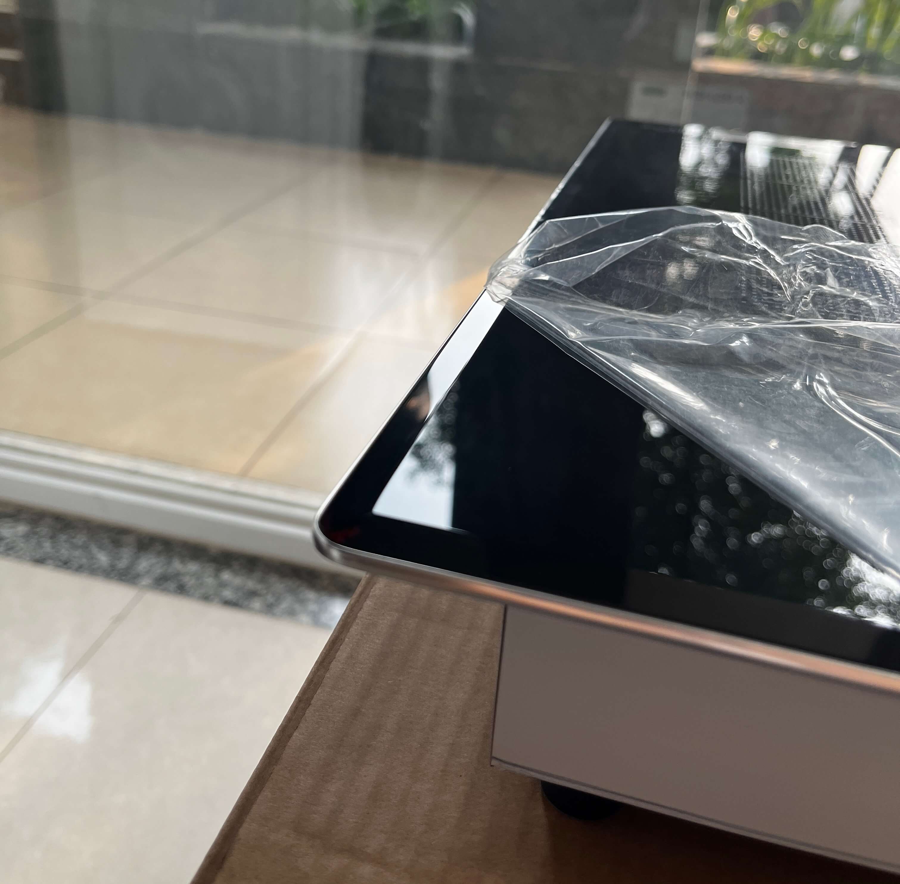 Mặt bếp được làm từ kính Keramik bo viền vát cạnh tinh tế