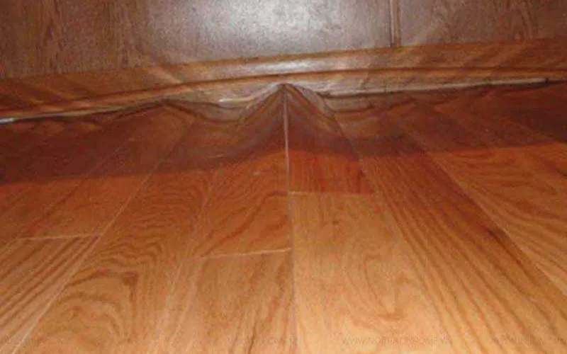 Dùng bàn là để xử lý gỗ cong vênh