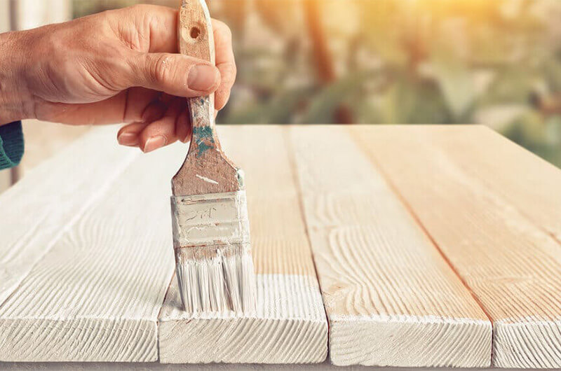 Đánh bóng hoặc sơn lại bề mặt gỗ