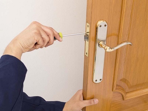 Mở khóa bằng dao mũi nhọn hoặc tua vít