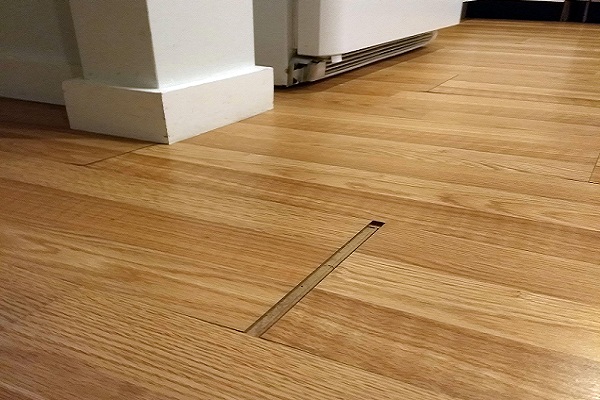 Xử lý các khu vực gỗ bị nứt, bị hở