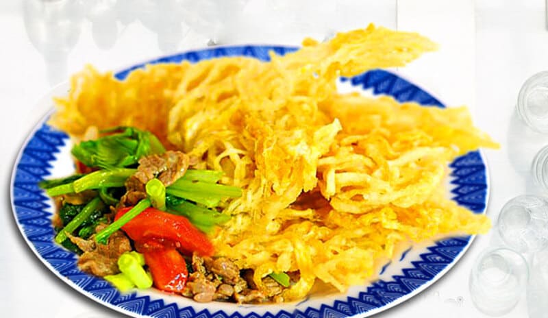 Bạn cho phở ra đĩa, thêm bò xào rau lên trên mặt phở