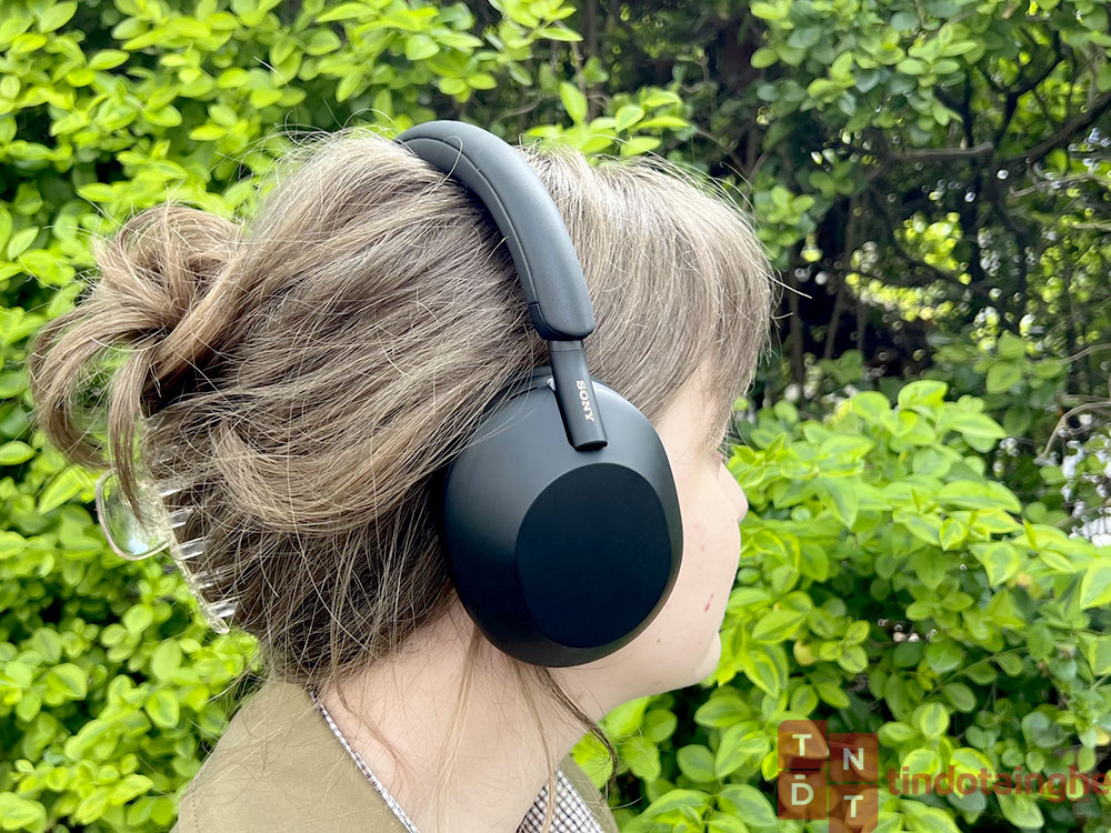 Sony WH-1000XM5 cho cảm giác đeo thoải mái vừa vặn với người dùng