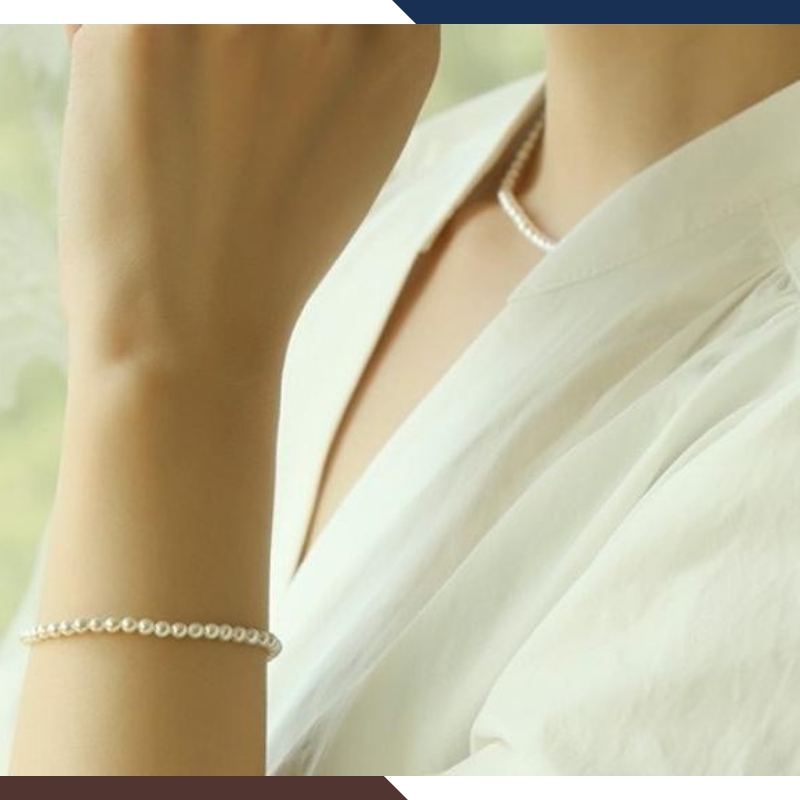 Vòng cổ ngọc trai phối với trang phục công sở