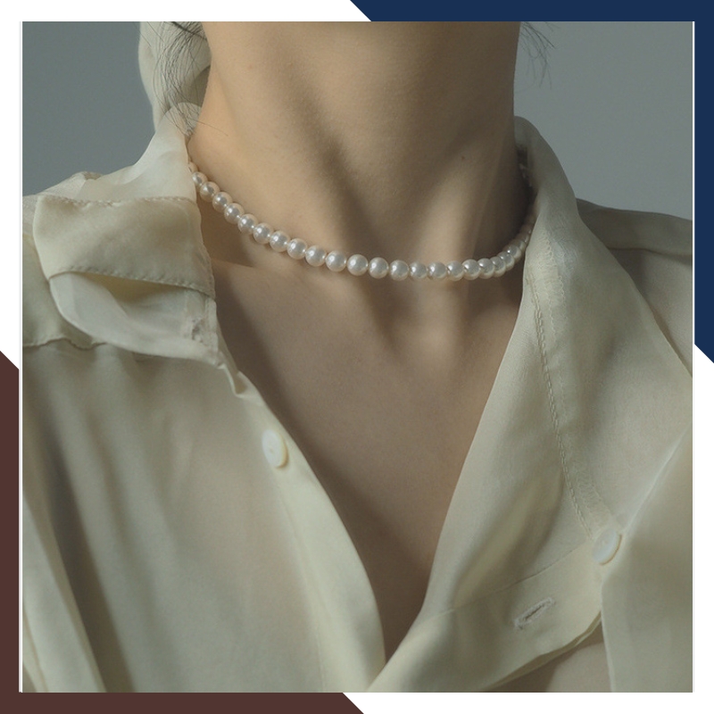 Vòng cổ ngọc trai phối với áo sơ mi