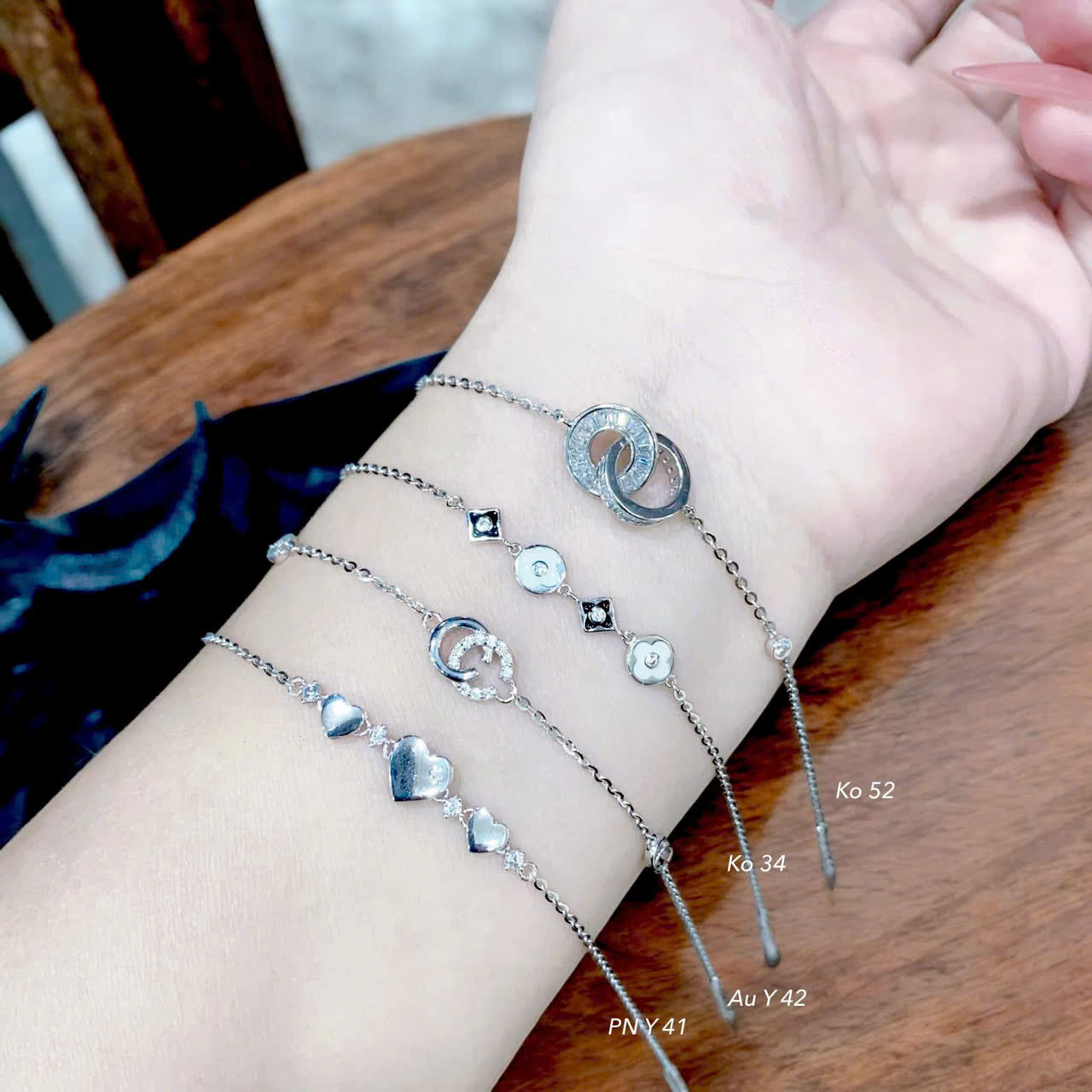 Lắc tay vàng trắng là gì? 5 lý do khiến bạn không thể bỏ qua