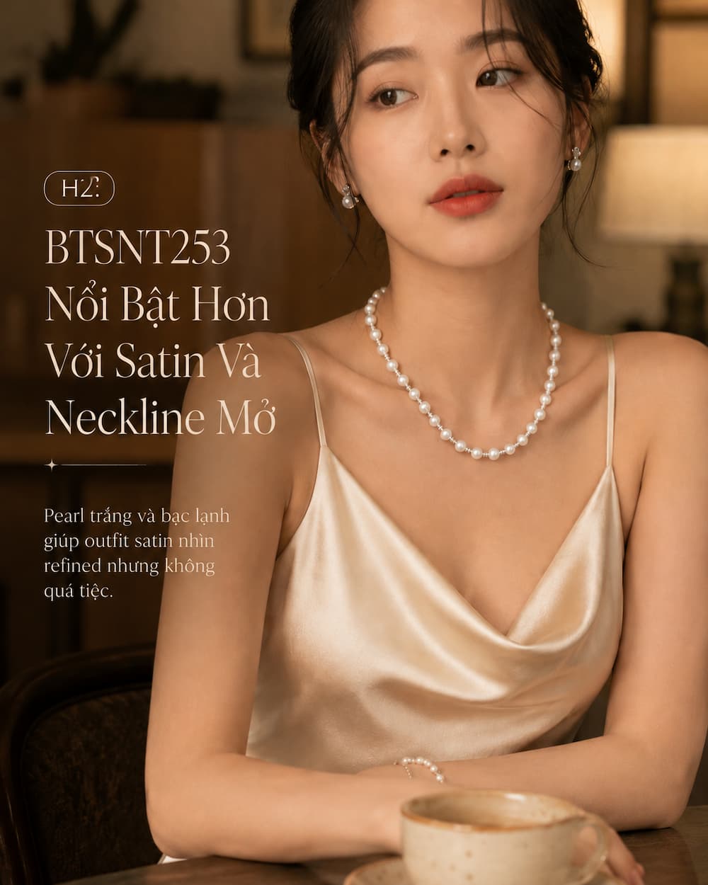 Set ngọc trai BTSNT253 phối váy satin neckline mở theo phong cách Hàn tinh tế