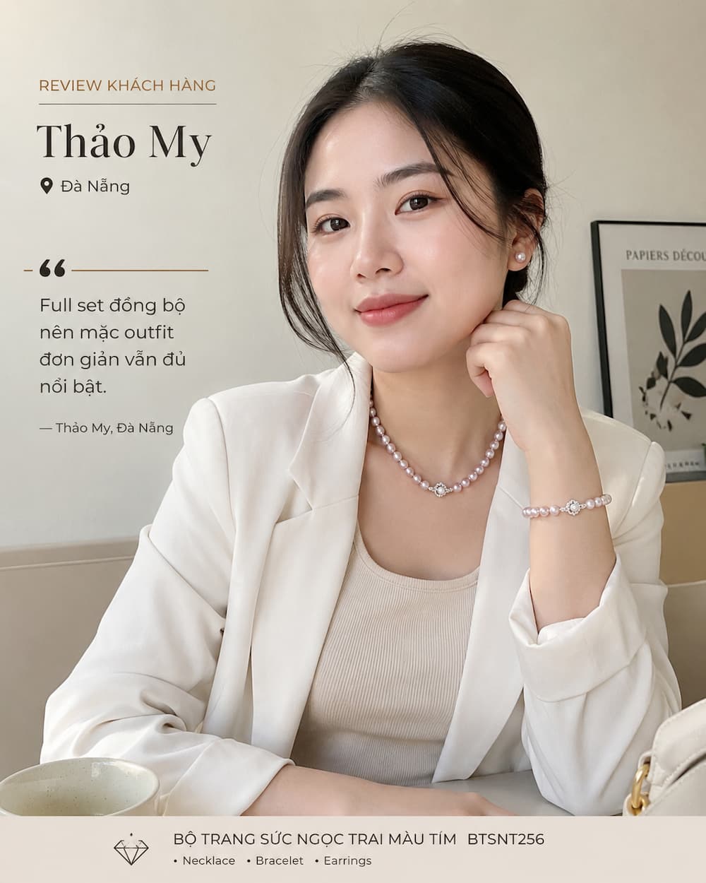 Khách hàng Thảo My đeo Bộ Trang Sức Ngọc Trai Màu Tím BTSNT256 với outfit tối giản nhưng vẫn nổi bật nhờ full set đồng bộ