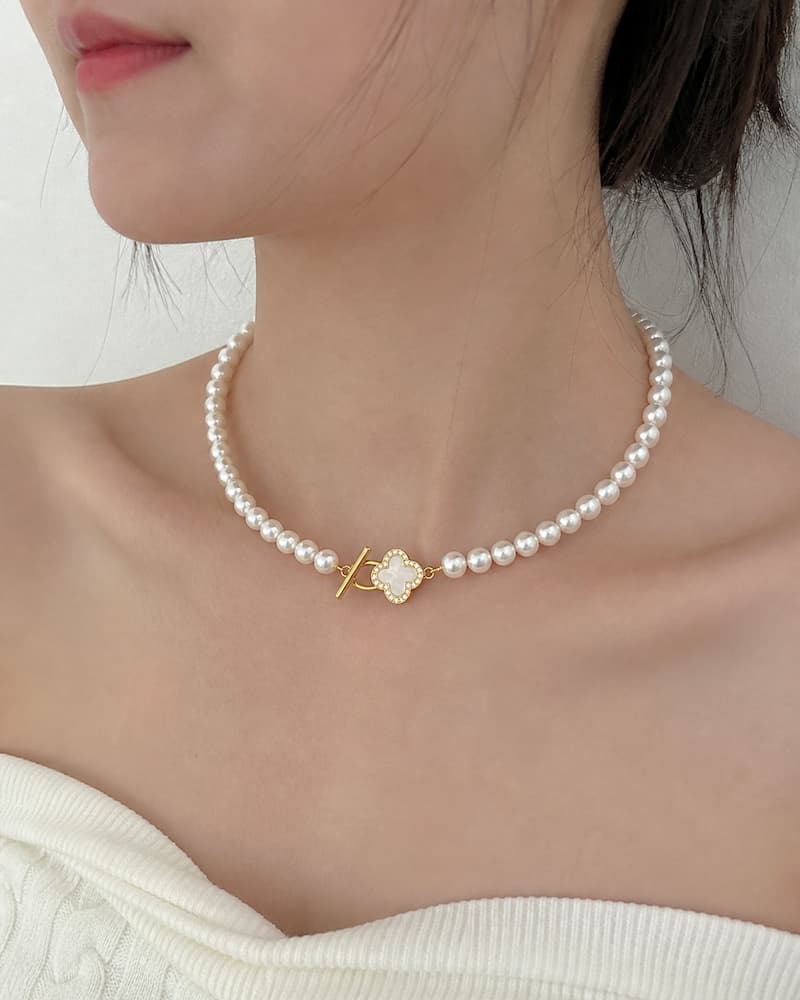 Khách hàng đeo vòng cổ choker ngọc trai VCNT189 khóa chữ T nổi bật tại xương quai xanh