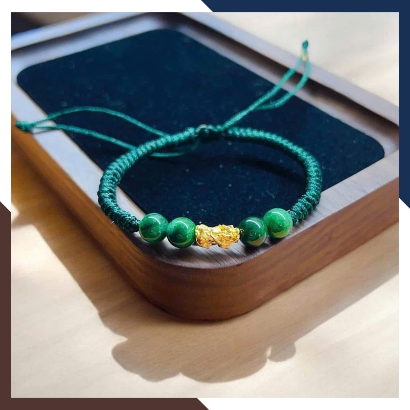 Kiểm tra độ hoàn thiện charm vàng trước khi bàn giao