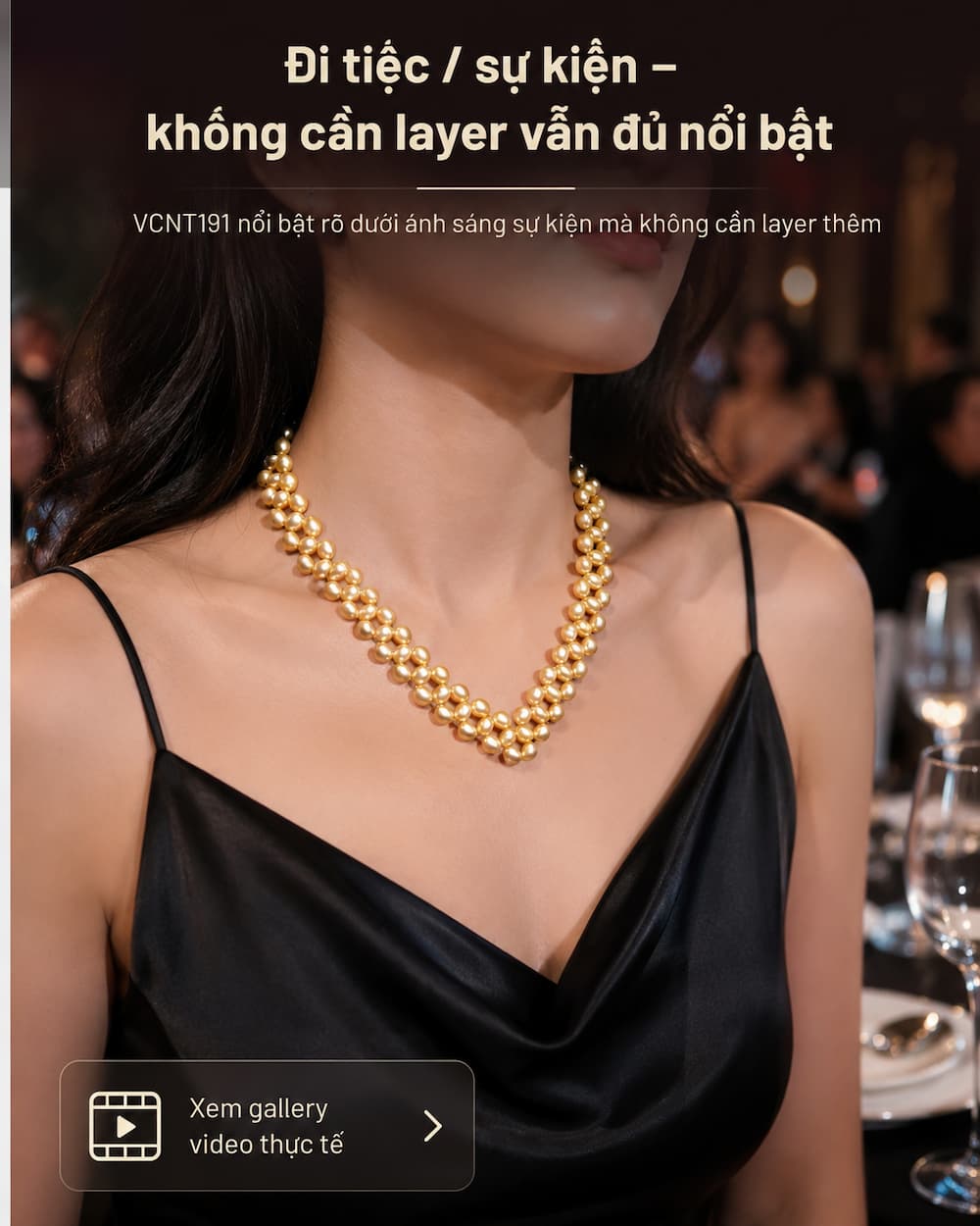 Người mẫu đeo vòng cổ ngọc trai VCNT191 tại sự kiện với váy đen tối giản