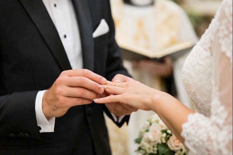 Nhẫn cưới là biểu tượng cam kết và đồng hành trong hôn nhân