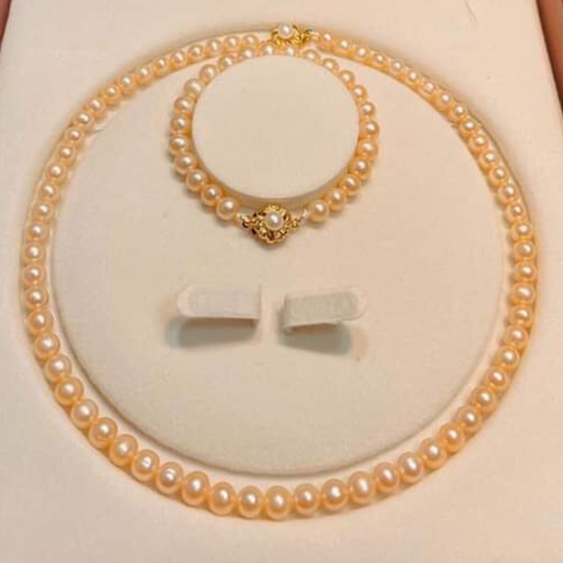 Vòng ngọc trai hồng nổi bật