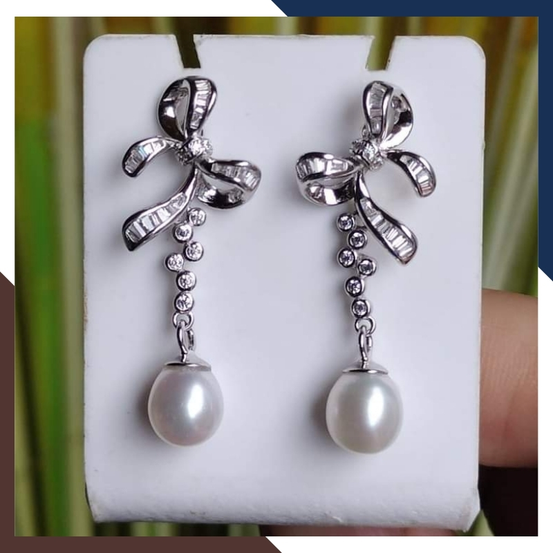 Mặt Tròn Đeo Bông Tai Nào Hợp? Bí Quyết Chọn Bông Tai Cho Mặt Tròn Thêm Thon Gọn