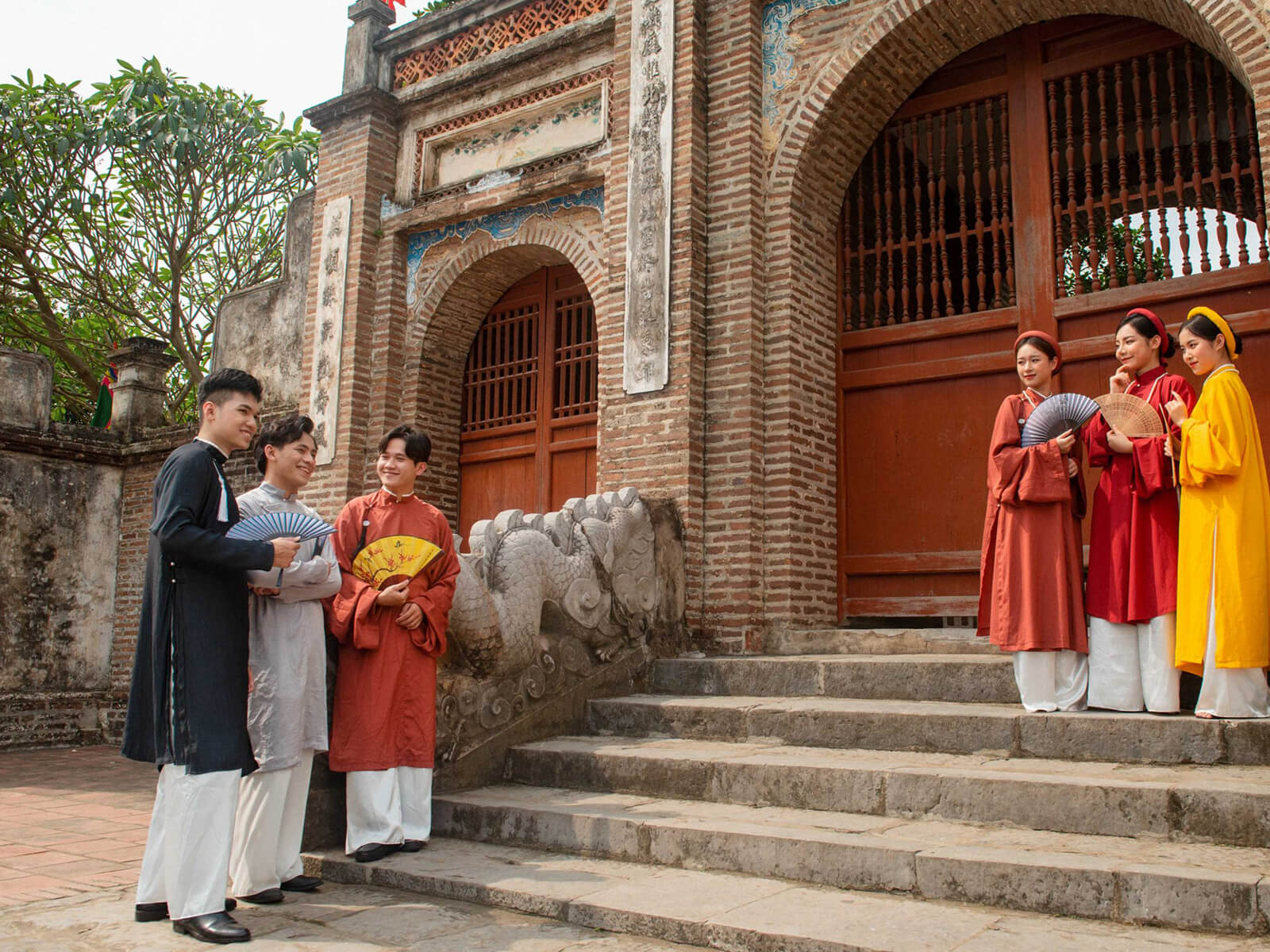 Văn miếu Quốc Tử Giám là địa điểm chụp ảnh kỷ yếu concept cổ phục hút khách