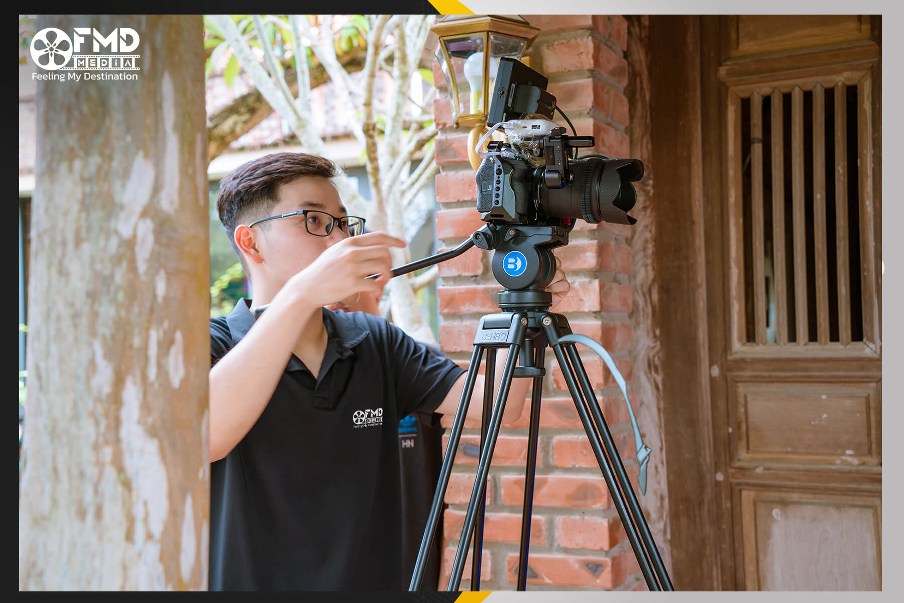 Nhân viên quay chụp của FMD Media đang chỉnh máy quay để tạo video chất lượng nhất