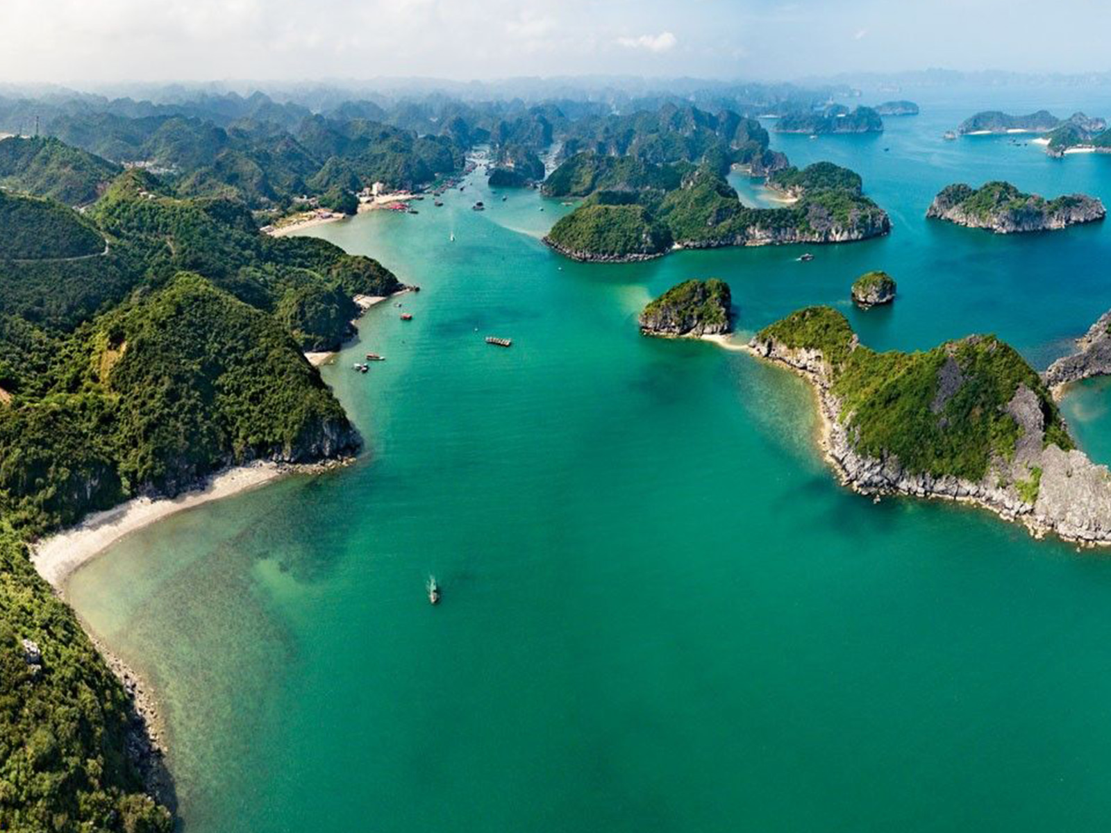 Cảnh quan tuyệt đẹp của vịnh Lan Hạ Cát Bà từ trên cao nhìn xuống