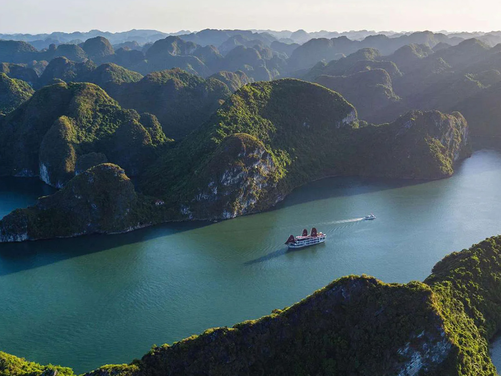 Vịnh Lan Hạ Cát Bà đẹp nhất từ tháng 4 đến tháng 7