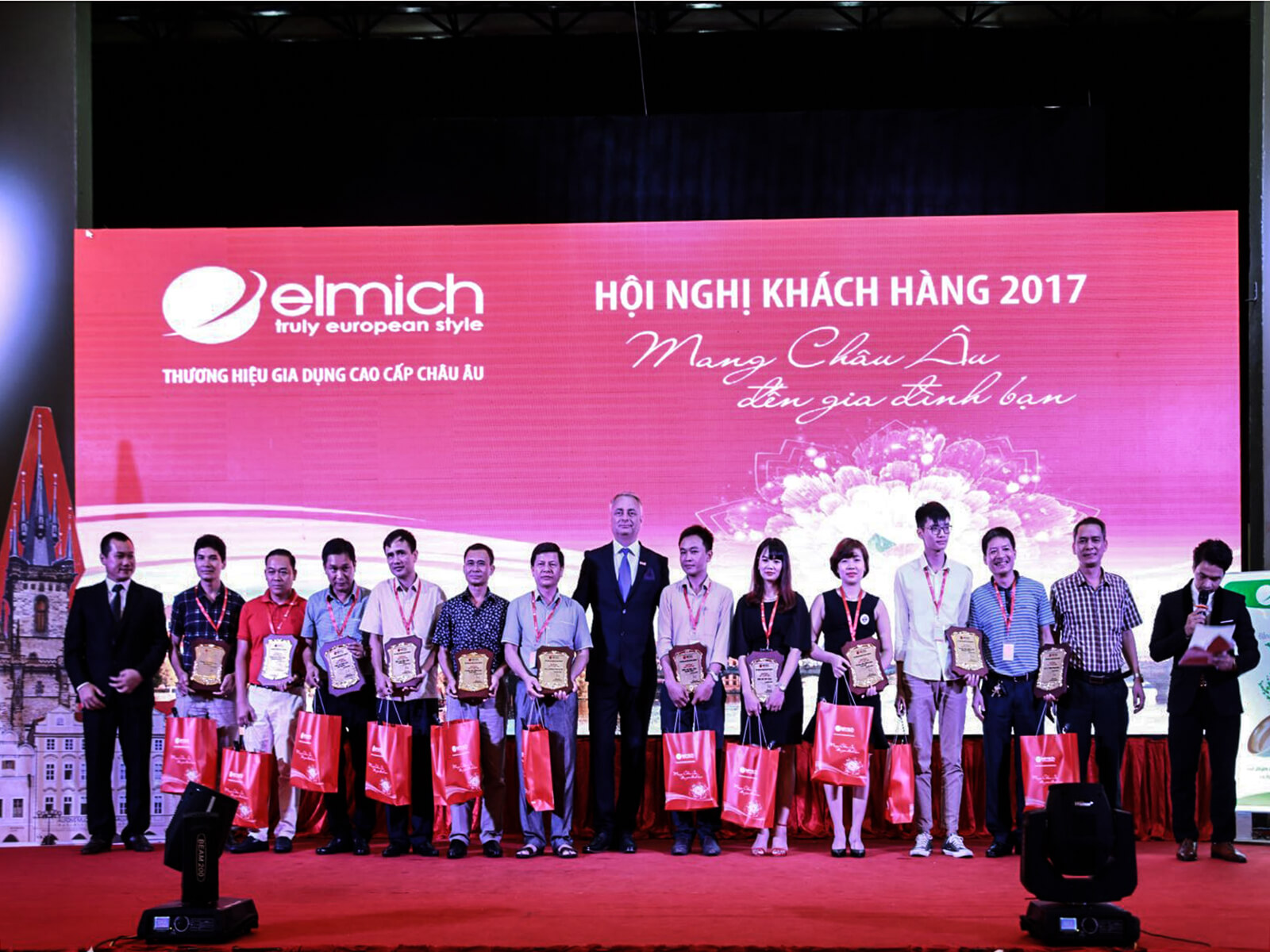Backdrop ngày hội gia đình qua màn hình LED