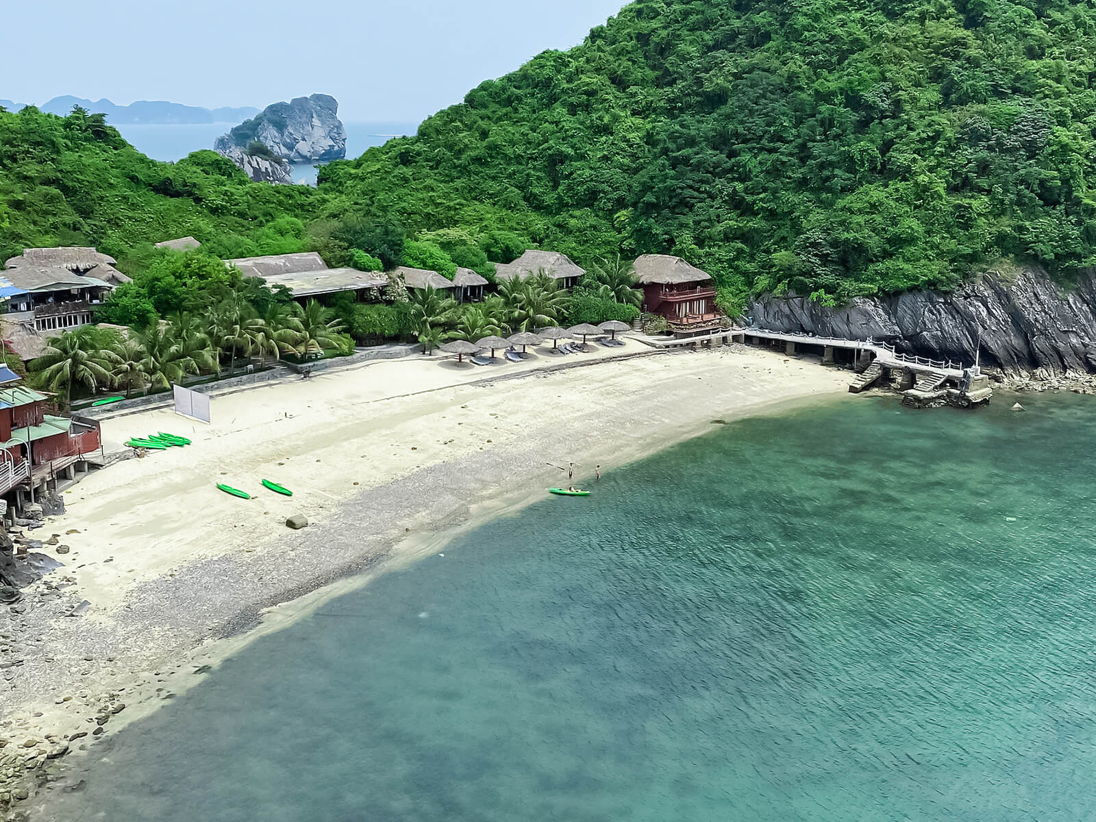 Bãi tắm Cát Cò Cát Bà hội tụ nhiều tiện ích nghỉ dưỡng từ bình dân cho tới cao cấp