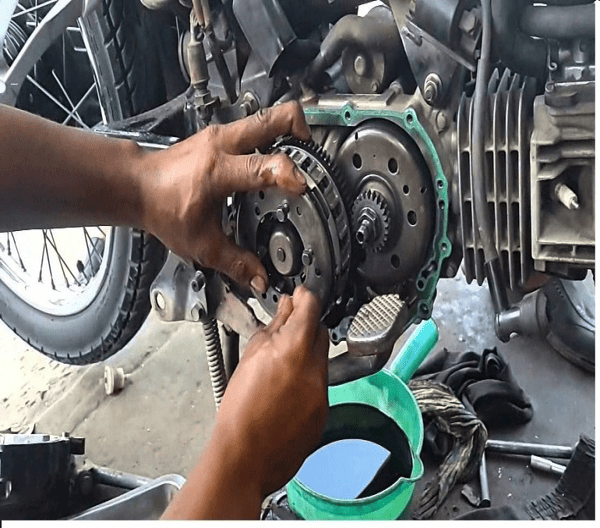 Bộ ly hợp xe bị mòn do thói quen chở quá tải trọng