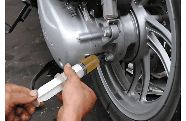 Xe 50cc chạy yếu do dầu láp khô mòn