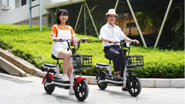 Học sinh 12 tuổi đi xe đạp điện đến trường