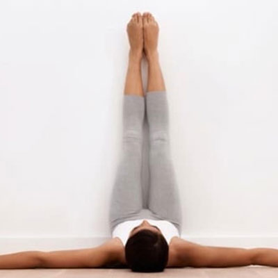 Tư thế gác chân lên tường