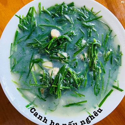 Canh hàu với rau hẹ