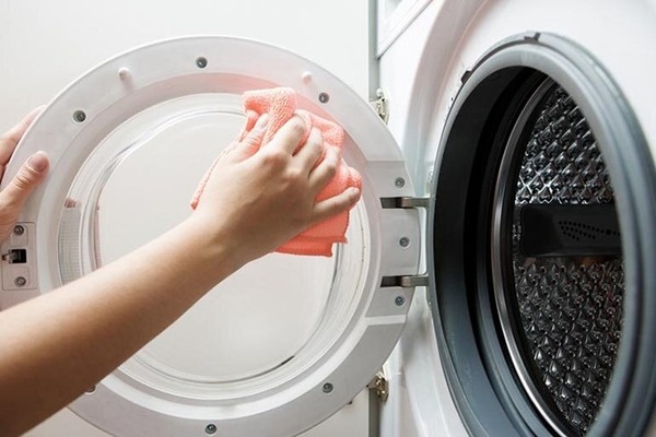 Máy giặt không được vệ sinh định kỳ gây khó khăn trong việc đóng mở