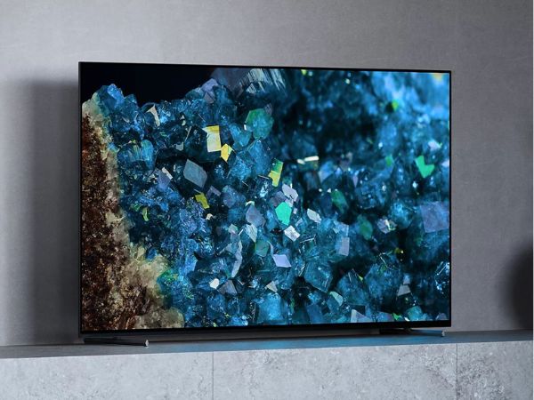 Tivi OLED Sony trên kệ đá