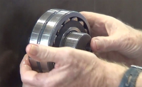 Bộ phận cốt và bạc đạn bị vỡ máy giặt sẽ phát ra tiếng kêu và rung khi hoạt động