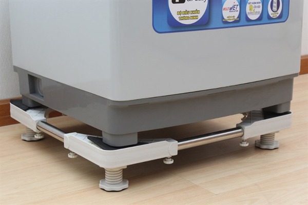 Sử dụng chân máy giặt đúng cách để tránh tình trạng rung lắc mạnh khi vắt quần áo
