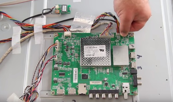 Một trong các lỗi tivi thường gặp đó là bo điều khiển hư