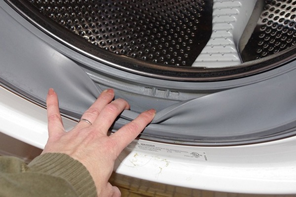 Gioăng cao su bị mở ra là nguyên nhân ra tình trạng máy giặt bị chảy nước