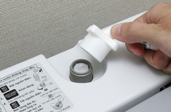 Máy giặt không cấp nước là do van nước bị khoá