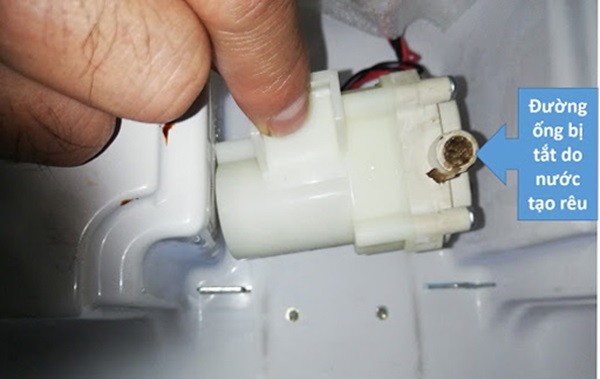Đường ống lưu thông của bộ phận làm lạnh tới khay đá sẽ bị tắc nghẽn