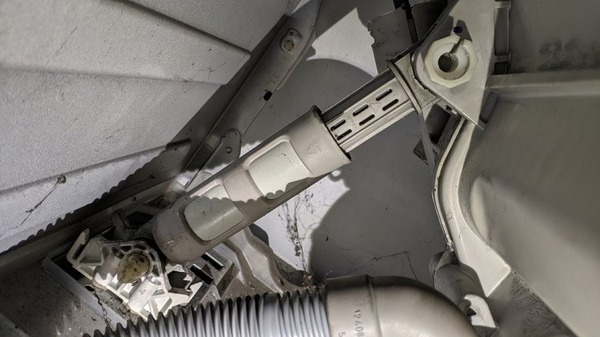 Việc hư lò xo giảm xóc cũng khiến máy giặt rung lắc mạnh khi hoạt động