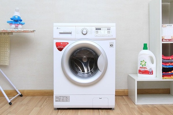 Nếu lồng máy giặt vẫn còn chứa nước, máy có thể bị khóa