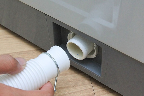 Ống thoát nước máy giặt không đủ tiêu chuẩn làm nước không thoát ra được