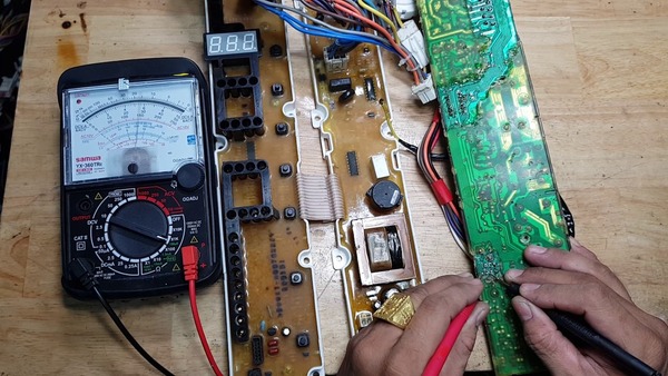 Board máy giặt bị lỗi dẫn đến tình trạng máy giặt xả nước liên tục không ngừng