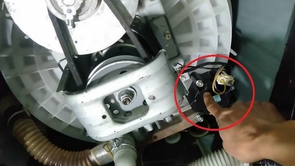 Máy giặt xả nước liên tục bạn cần xử lý vấn đề hỏng van xả hoặc bơm thoát nước