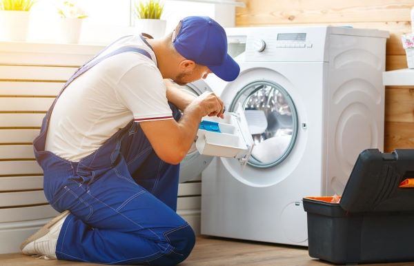 Nên nhờ thợ có chuyên môn kiểm tra khi máy giặt Electrolux báo lỗi E10